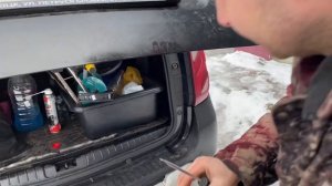 Рено Дастер замена лампочки подсветки номера без поломки крепления плафона