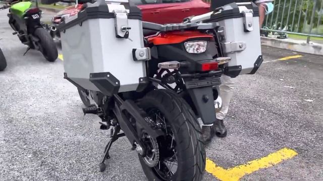 Suzuki V-Strom 1050 and 1050 XT with new colors, look more fierce. смотреть онлайн