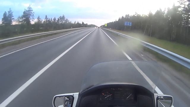 Honda PC 800 просто валит по трассе смотреть онлайн