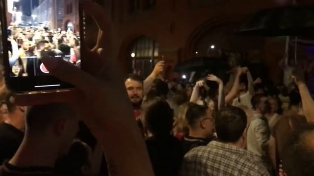 🎸 Знаешь ли ты - Максим. Люди поют на улице смотреть онлайн