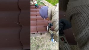 Резка металлочерепицы  металлическим диском