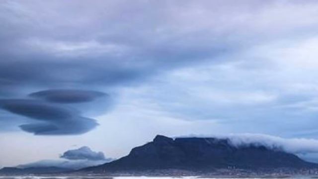 Is it an alien invasion? No...it's just UFO-shaped clouds смотреть онлайн