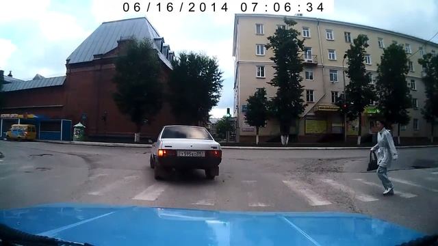 Эх, пешеходы... Чуть по ногам не проехал. смотреть онлайн