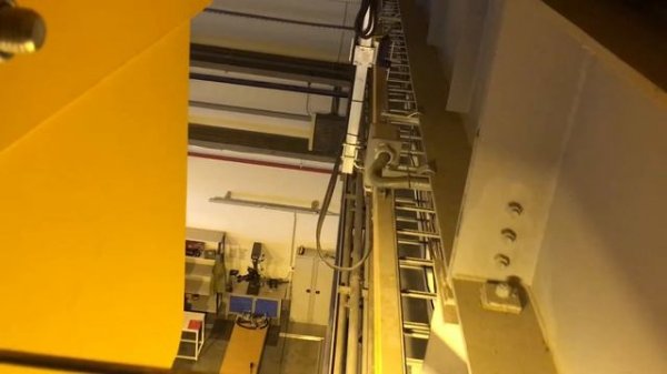 kran ekspert film EN 720p Монтаж троллейного шинопровода и установка световой сигнализации троллей