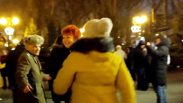 ГОВОРИЛ, ЧТО Я ТВОЯ КОРОЛЕВА!??/ТАНЦЫ В ПАРКЕ ГОРЬКОГО ХАРЬКОВ ДЕКАБРЬ 2021 смотреть онлайн