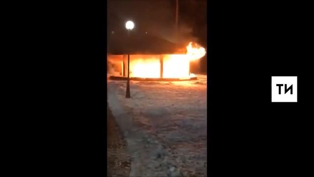 МЧС опровергло, что пожарные долго добирались до горящей детской площадки в Казани смотреть онлайн