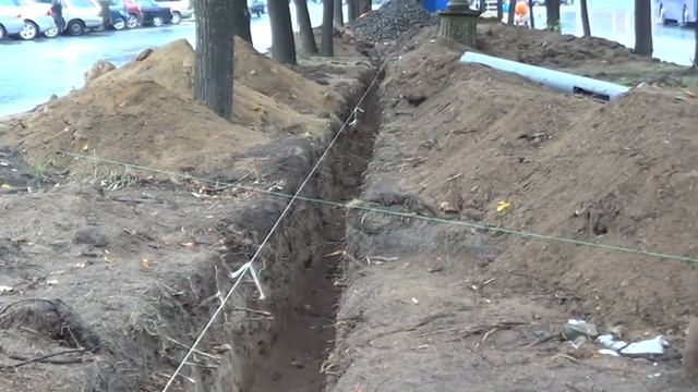 Траншея рядом с липами на улице Энгельса (видны обрубленные корни) смотреть онлайн