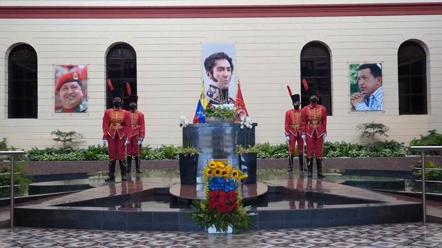 Así es la tumba de Hugo Chávez en Venezuela смотреть онлайн