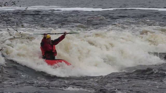 Тренировки по фристайл-каякингу в Лиексе: примерный ученик:) смотреть онлайн