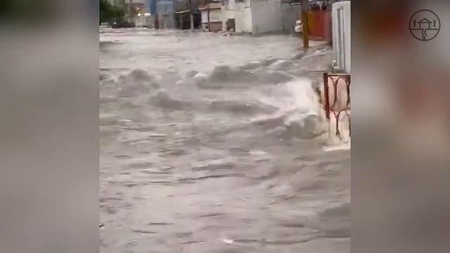 A devastating flood sweeps buildings and cars away in Maracaibo, Venezuela смотреть онлайн