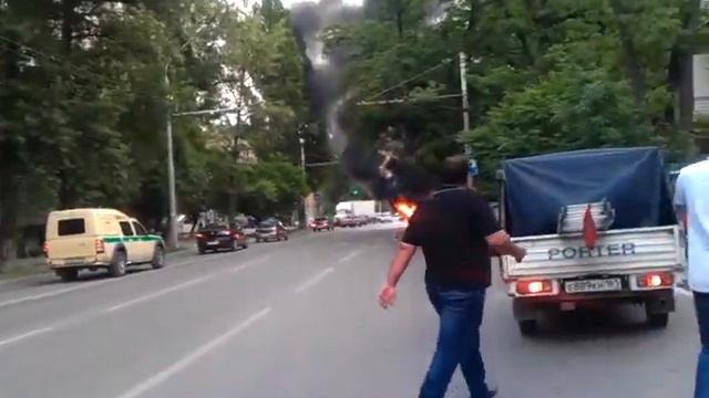 Ростов-на-Дону. Горит авто смотреть онлайн