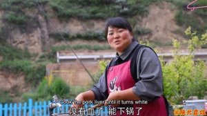 【陕北霞姐】家里剩的猪肝+猪肺，霞姐拿来炖1大锅猪杂汤，舀勺肉汤拌米饭，吃的过瘾！