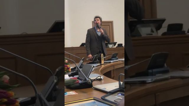 Денис Яковлев поздравляет женщин с 8 марта на женском форуме . Великий Новгород смотреть онлайн