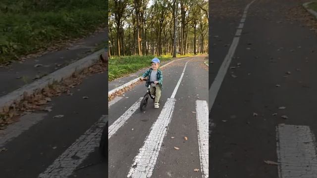 Осенние покатушки??♂️ #смешныедети #осень #паркиподмосковья #папасын #funny #беговел #самокат смотреть онлайн