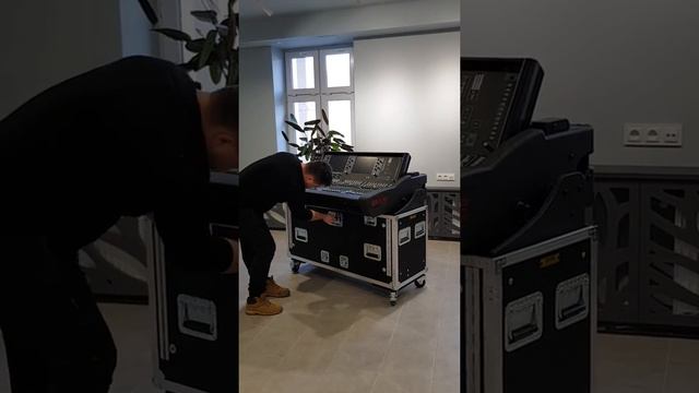 Flip-Ready Easy Retracting Hydraulic Lift Case for Allen and Heath DLive S5000 Console by ZCase смотреть онлайн