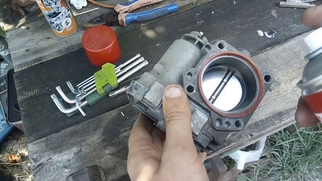 Снятие,чистка дроссельной заслонки на VW POLO! смотреть онлайн