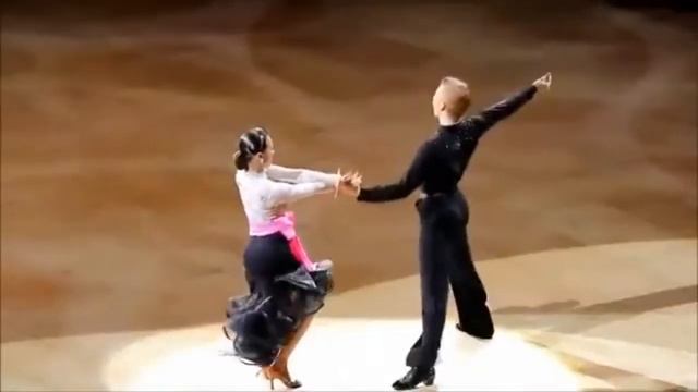 Старушка не спеша дорогу перешла... смотреть онлайн
