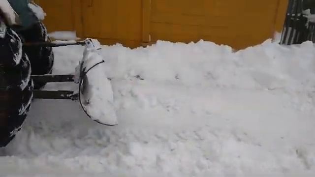 Убираем снег со двора на Т-40 смотреть онлайн