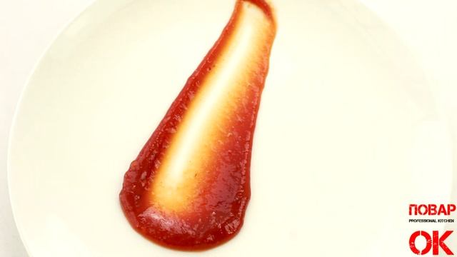 Подача соуса на тарелке с помощью ложки | Serving sauce on a plate with a spoon смотреть онлайн