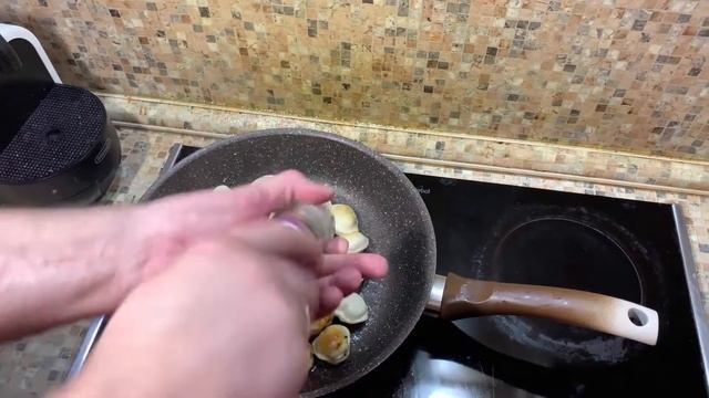 КАК ПОЖАРИТЬ ПЕЛЬМЕНИ. ЖАРЕНЫЕ ПЕЛЬМЕНИ С СЫРОМ. ОЗВУЧКА от ГЛАЗАМИ ПОВАРА смотреть онлайн