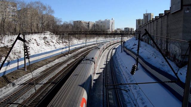 ЭП2К-204 с поездом 061 Владивосток - Москва прибывает на станцию Екатеринбург-Пассажирский смотреть онлайн