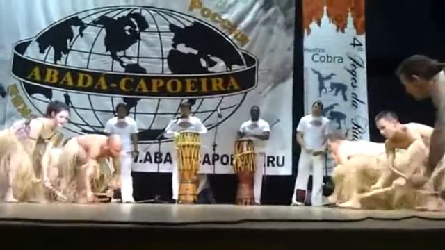 Исполнение Макулеле (maculelê) под руководством Местре Кобра. 2013г. смотреть онлайн