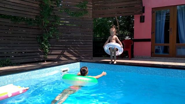 Смогла ли София прыгнуть в бассейн? / София упала! / Как Алина и София провели время в бассейне смотреть онлайн