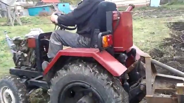 Самодельный трактор с плугом. Пашем участок. смотреть онлайн