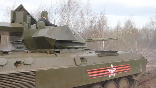 Катание на танке, Выстрел из танка Армата.MOV смотреть онлайн