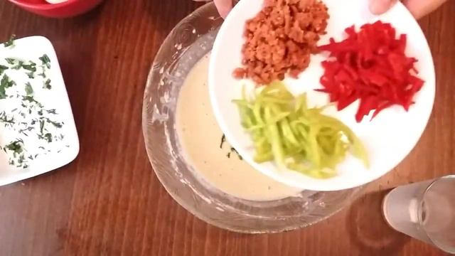 5 МИНУТ И ВКУСНЫЙ ЗАВТРАК ГОТОВ. БЛИНЧИКИ С ЗЕЛЕНЬЮ, КОЛБАСКОЙ И ОВОЩАМИ. смотреть онлайн