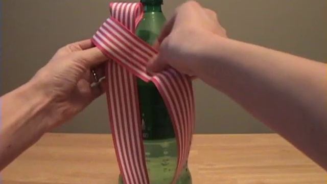 How to Tie a Christmas Bow With Ribbon смотреть онлайн