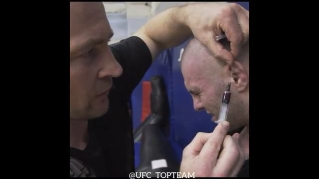 Мужик сломал ухо. Как правильно выкачивать кровь смотреть онлайн