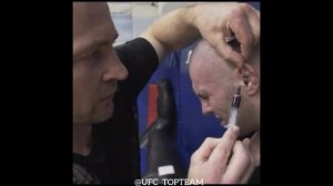 Мужик сломал ухо. Как правильно выкачивать кровь