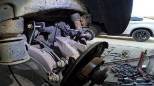 Установка задней пружины BMW X5 E53