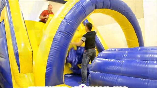 Рабочий процесс над надувной полосой препятствий смотреть онлайн