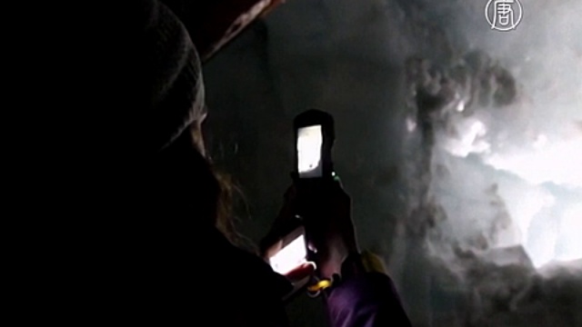 В исландском леднике открыли тоннель для туристов смотреть онлайн