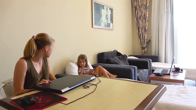 Младшая сестра пугает старшую сестру и брата в секретной комнате в отеле - Сборник смотреть онлайн