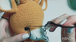 МК вяжем игрушку крючком. Милый жирафик в очках. Этап-12, вышиваем глазки, бровки, носик, пятнышки.