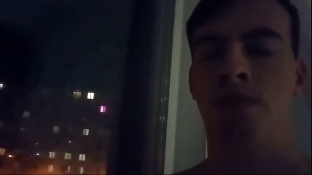 Молодой парень смотрит в камеру и читает твои мысли смотреть онлайн