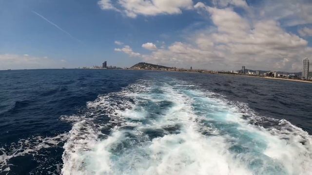 Прогулка с детьми на катере вдоль побережья Барселоны смотреть онлайн