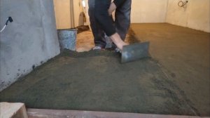 Заливаем стяжку по маякам полусухим раствором.