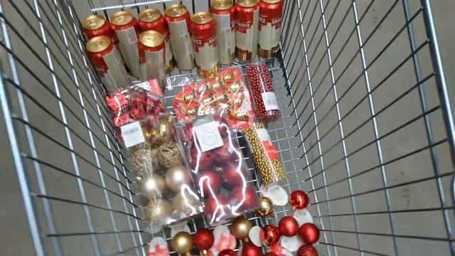 Кудри на тряпочки, украшать елку готова и запела. смотреть онлайн