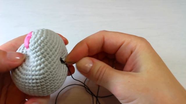 Зайка на пуговичном креплении. Вяжем голову. Зайка крючком. смотреть онлайн