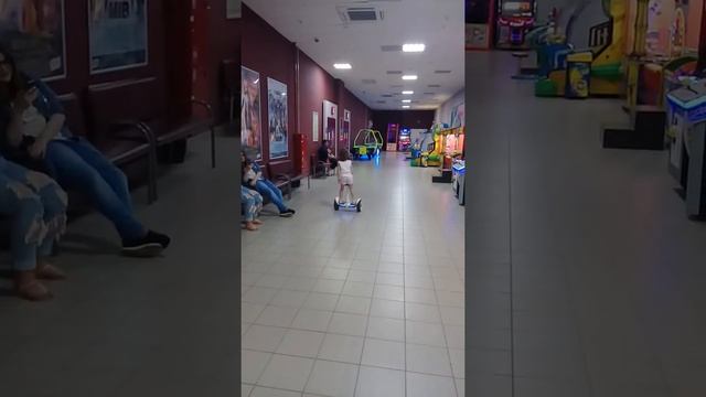 Гироскутер!!! Карина катается на гироскутере!!! смотреть онлайн