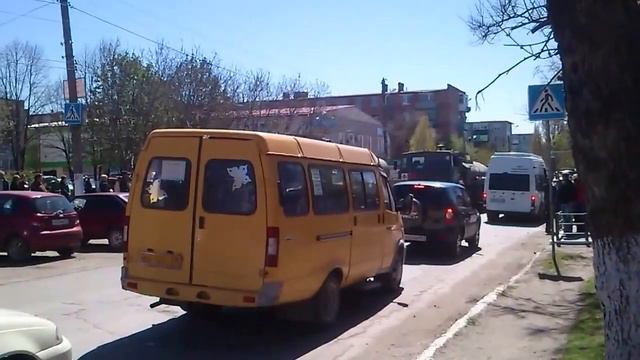 Ростовская обл.город Зверево проезд по городу РОССИЙСКИХ ВОЙСК на бтр и разной техники и солдат смотреть онлайн