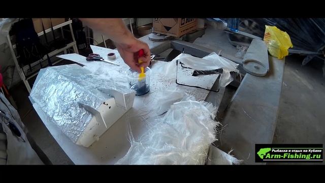 Кораблик bait boat для рыбалки своими руками часть 3 закатываем стекловолокном корпус смотреть онлайн