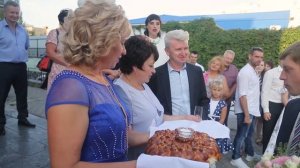 Молодожёнов встречают с караваем хлебом солью