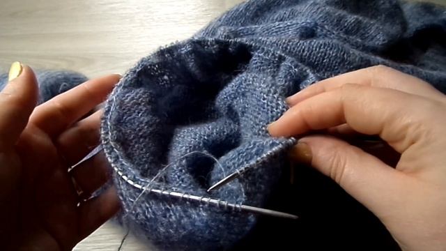 Как обвязать V образную горловину спицами резинкой 1*1 МК смотреть онлайн