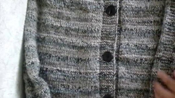 Пальто спицами лицевой гладью с платочной отделкой регланом сверху с ростком.