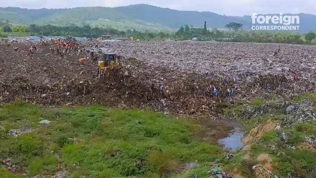 The environmental disaster fuelled by used clothes and fast fashion | Foreign Correspondent смотреть онлайн